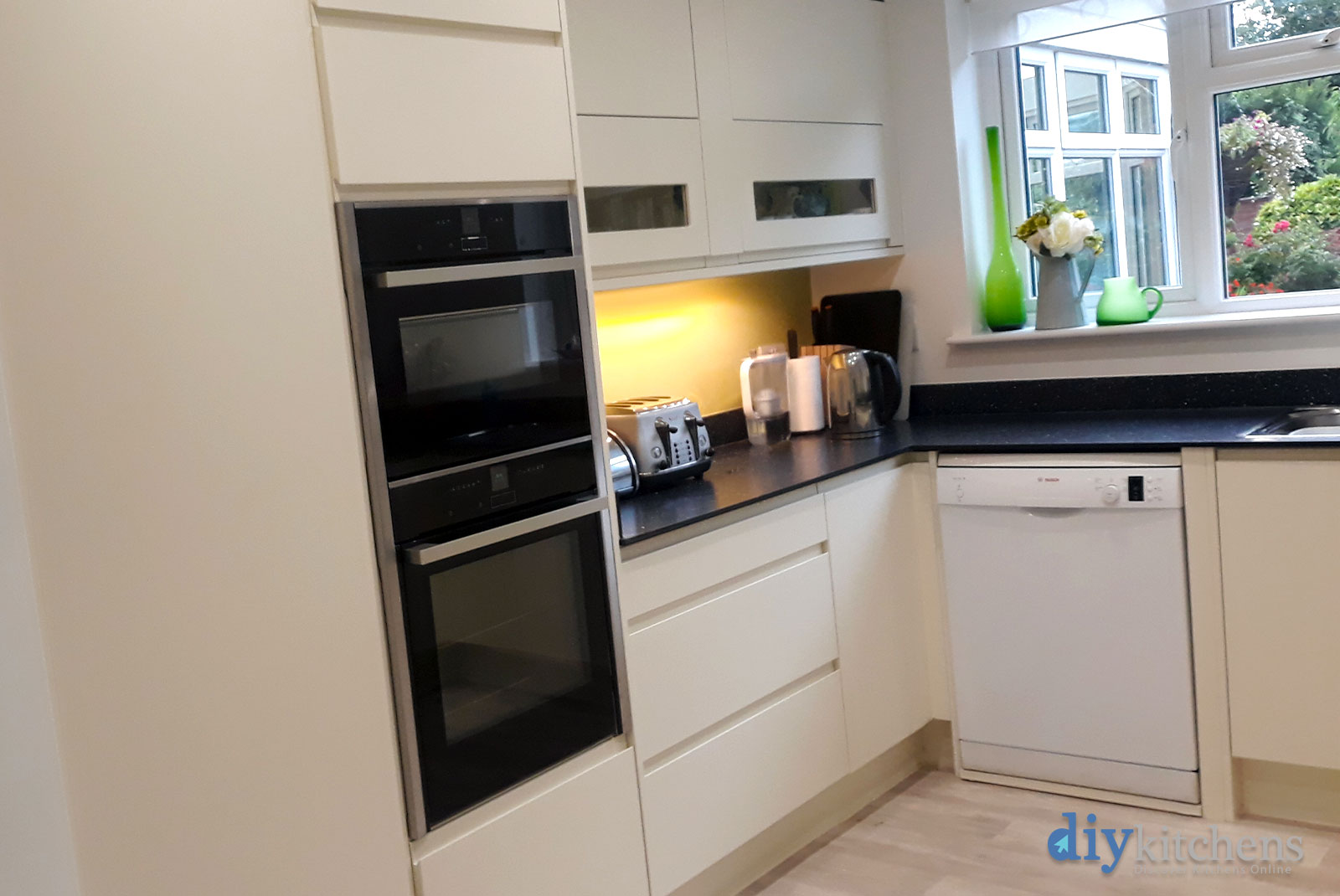 Handleless Alabaster Real Kitchens