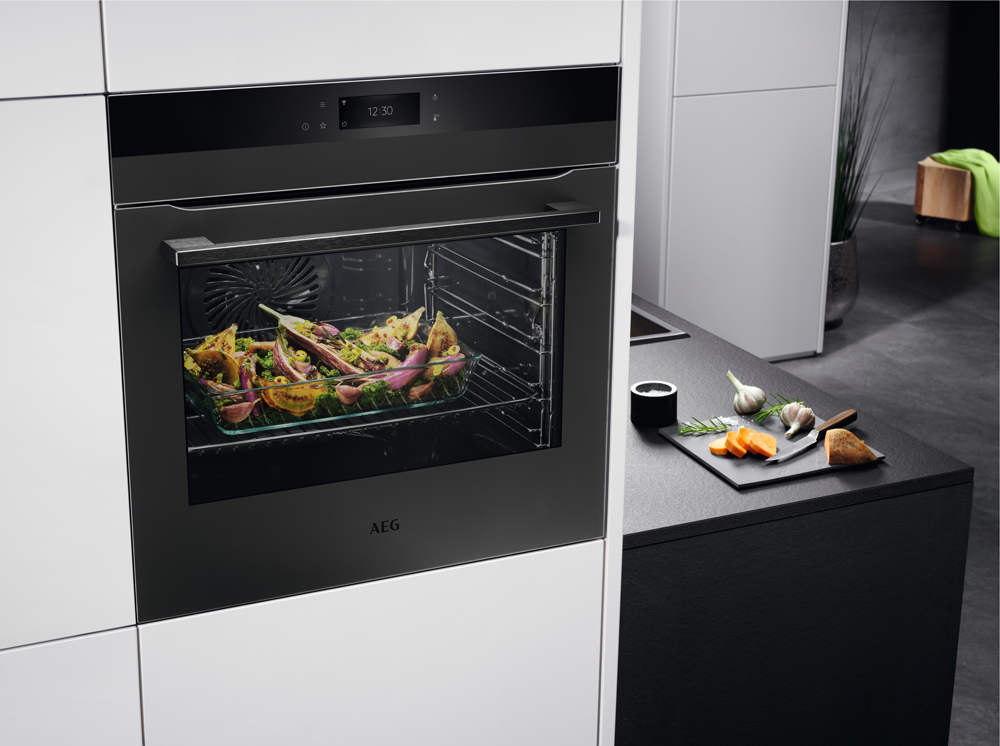 Touch Control Matt Black 8000 Series AssistedCooking Single Oven with Pyrolytic cleaning